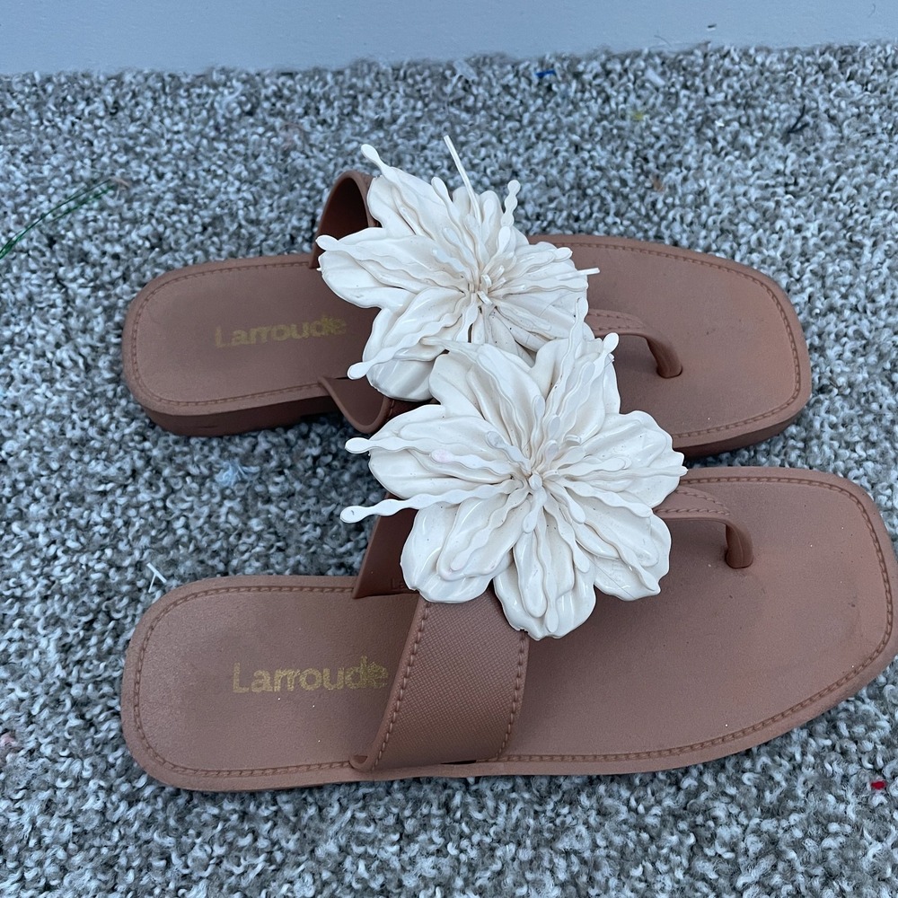 Larroude Hibiscus Sandal Women US 4/5 Beige Slip On Thong Flip Flop Resort Beach